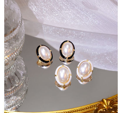 Oval Pearl Earring