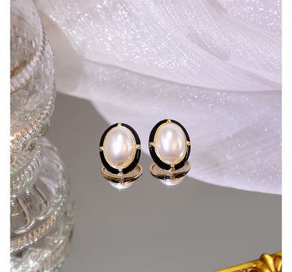 Oval Pearl Earring