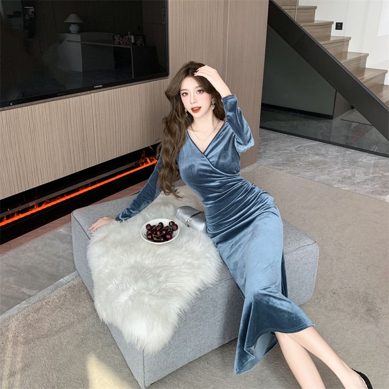 Long-Sleeve V-Neck Plain Velvet Ruched Midi A-Line Dress