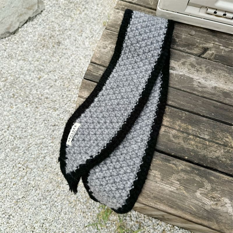 Contrast Trim Thin Knit Scarf