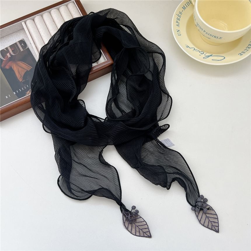 Leaf Detail Ribbed Ruffle Scarf