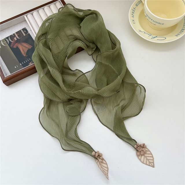 Leaf Detail Ribbed Ruffle Scarf