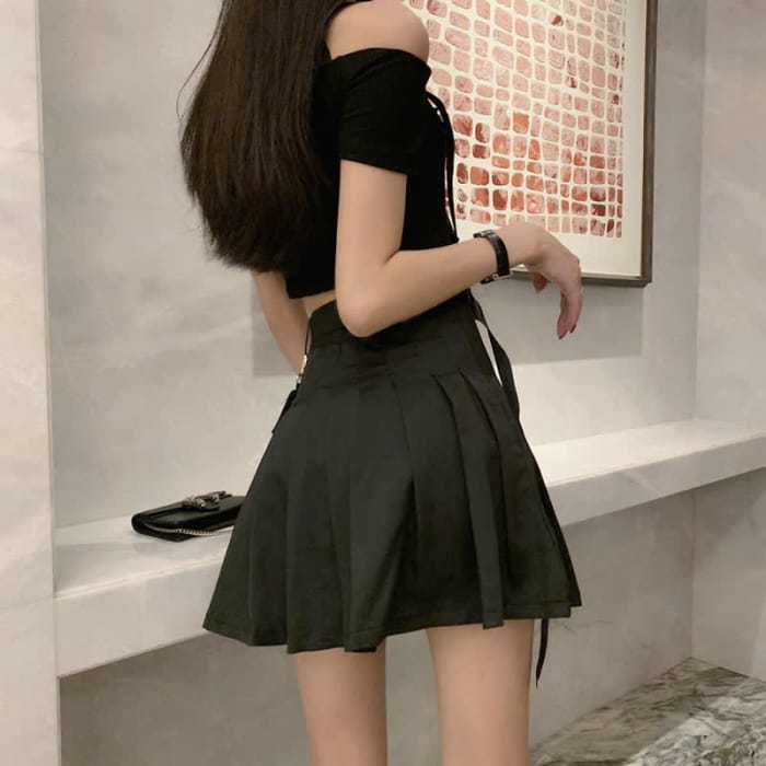 Black Cool Buckle Strap Zipper Crop Top Belted Pleated Skirt