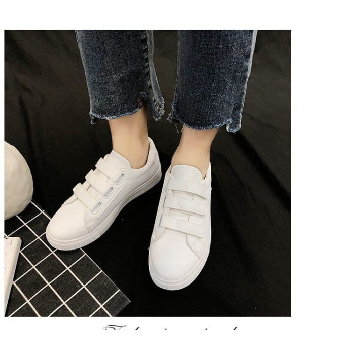 Casual Sneakers With Heart-Shaped Decor