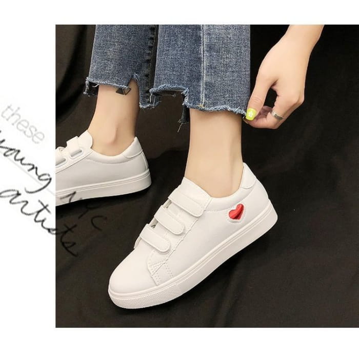 Casual Sneakers With Heart-Shaped Decor