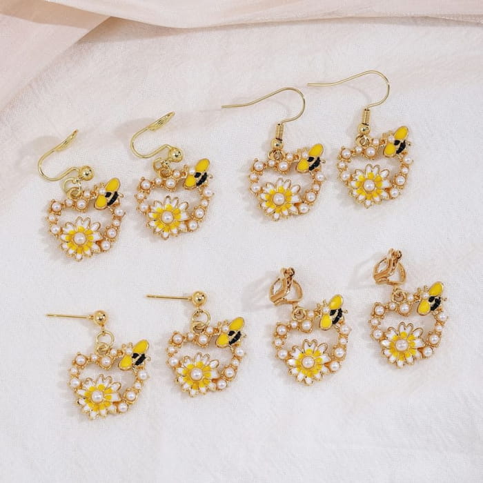 Floral Faux Pearl Bee Alloy Drop Earring