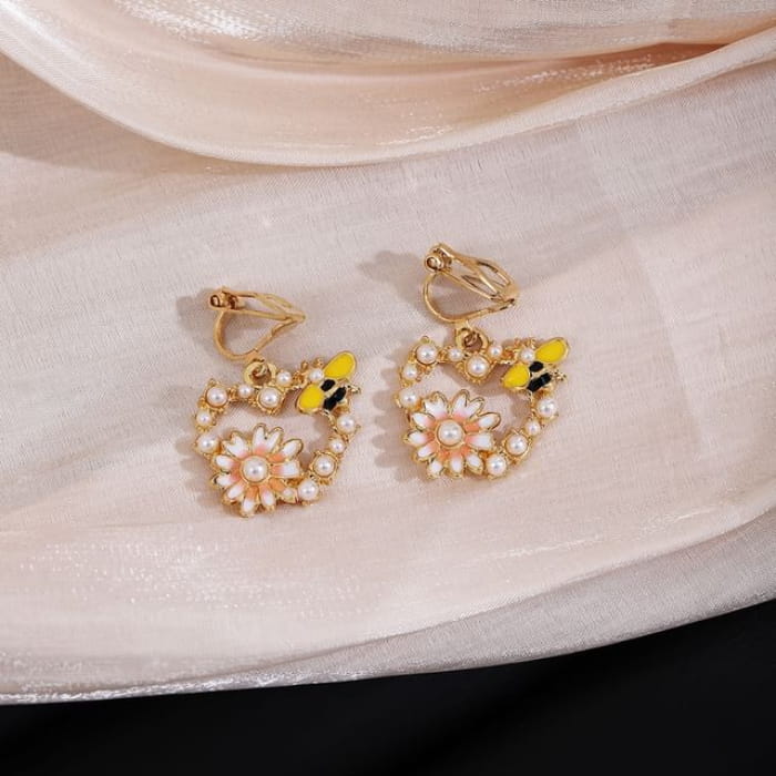 Floral Faux Pearl Bee Alloy Drop Earring - E6486 - 1 Pair