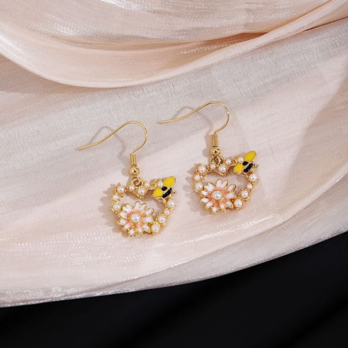 Floral Faux Pearl Bee Alloy Drop Earring - E6488 - 1 Pair