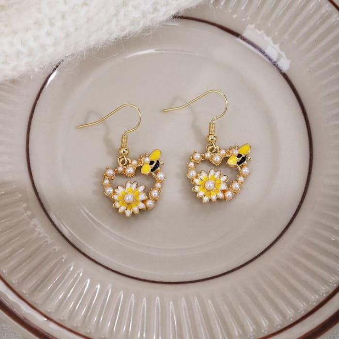 Floral Faux Pearl Bee Alloy Drop Earring - E6492 - 1 Pair