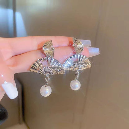 Hand Fan Faux Pearl Drop Earring