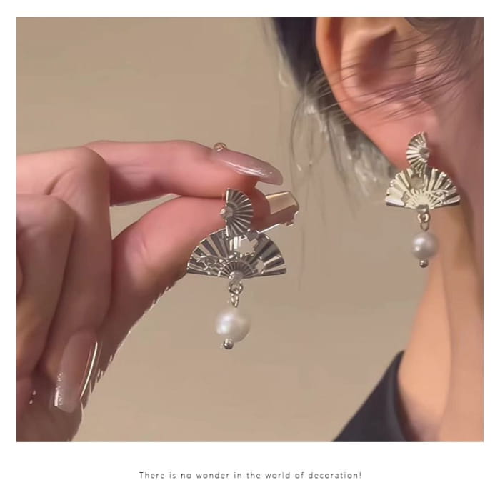 Hand Fan Faux Pearl Drop Earring