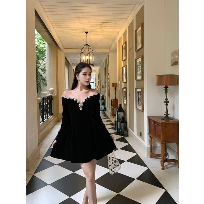 Long-Sleeve Off Shoulder Plain Rhinestone Velvet Mini