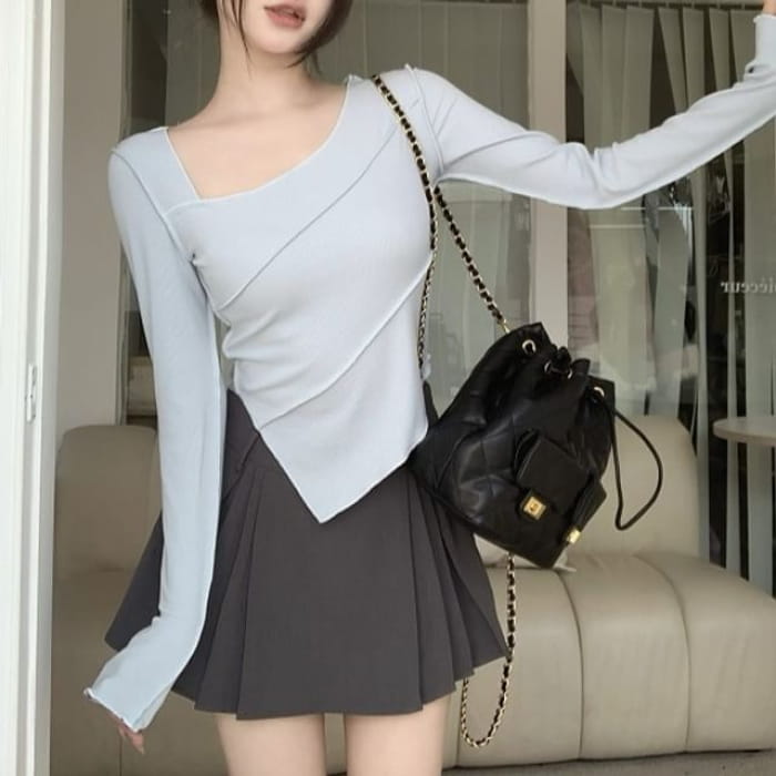 Long-Sleeve V-Neck Plain T-Shirt / Mid Rise Mini A-Line