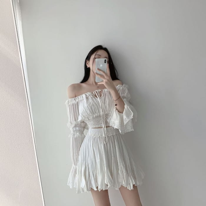 Off-Shoulder Plain Lace Trim Cropped Blouse / High Rise