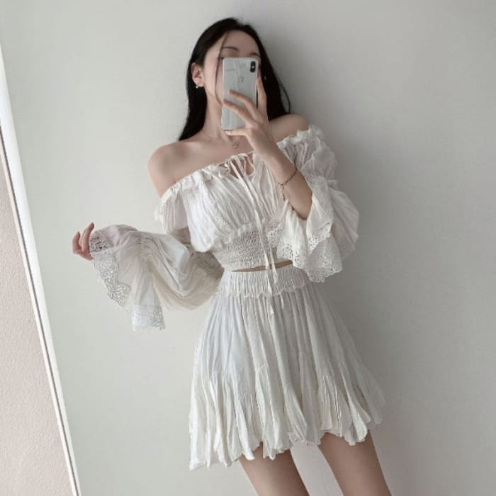 Off-Shoulder Plain Lace Trim Cropped Blouse / High Rise