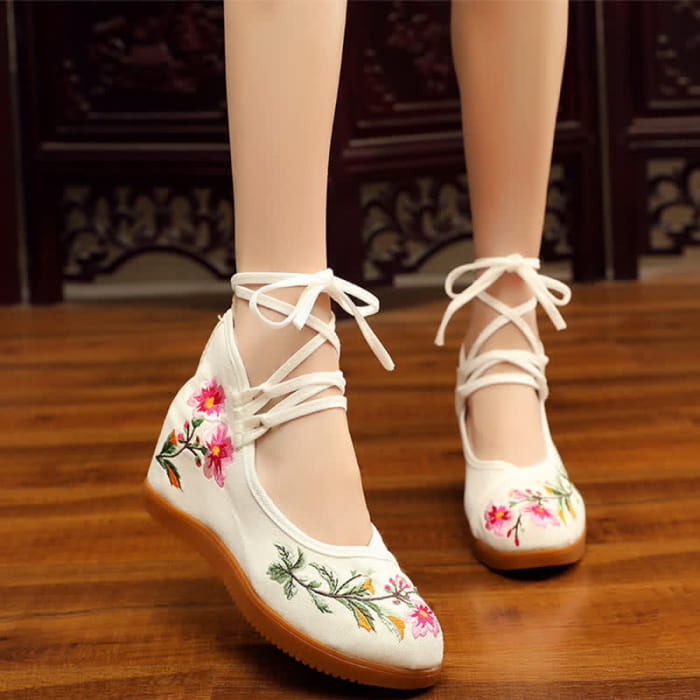 Retro Floral Embroidery Lace Up Flats Shoes - White / 34