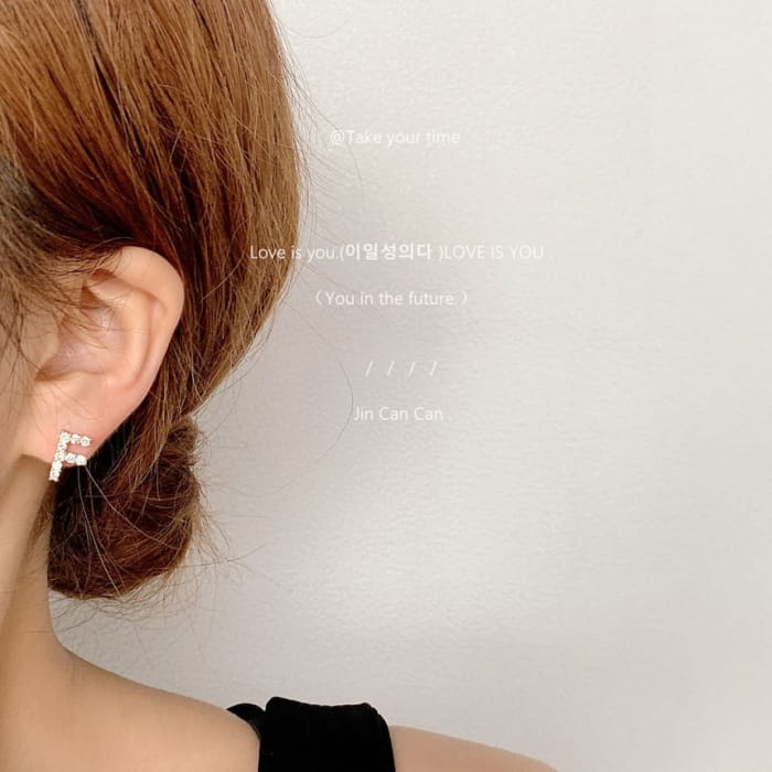 Rhinestone Lettering Ear Stud