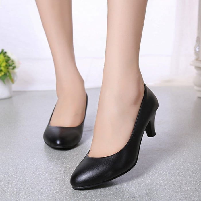 Round Toe Kitten Heel Pumps