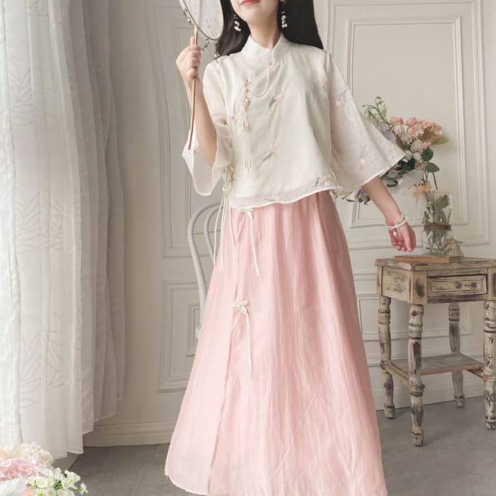 Set: Elbow-Sleeve Flower Embroidered Blouse + High Waist