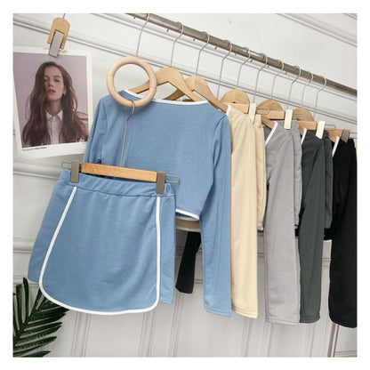 Set: Long-Sleeve Scoop Neck Contrast Trim Crop T-Shirt