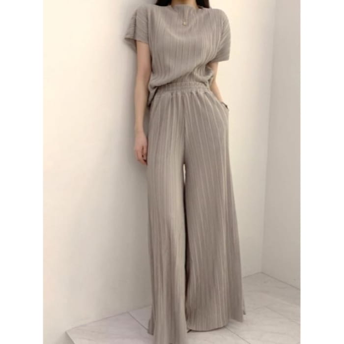 Set: Short-Sleeve Mock Neck Plain Pleated Top + Elastic