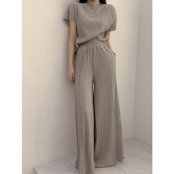 Set: Short-Sleeve Mock Neck Plain Pleated Top + Elastic