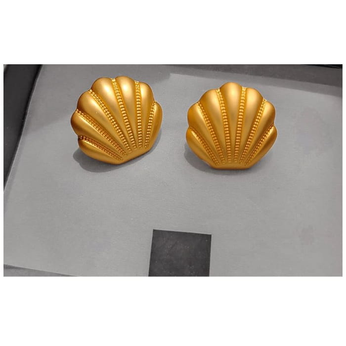 Shell Stud Earring