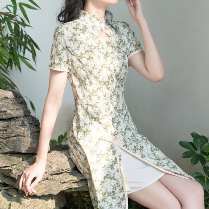 Short-Sleeve Mock Neck Floral Slit Dress - White / M