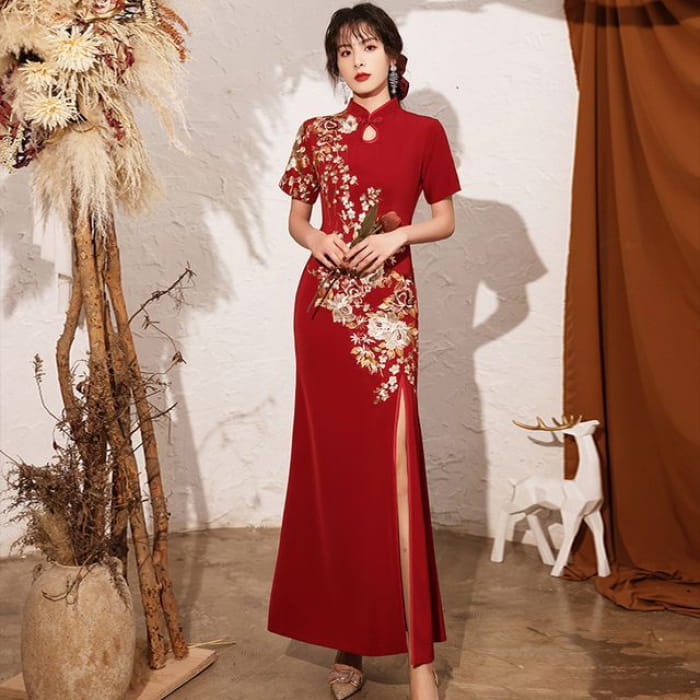 Short-Sleeve Side-Slit Qipao / Flower Embroidered A-Line