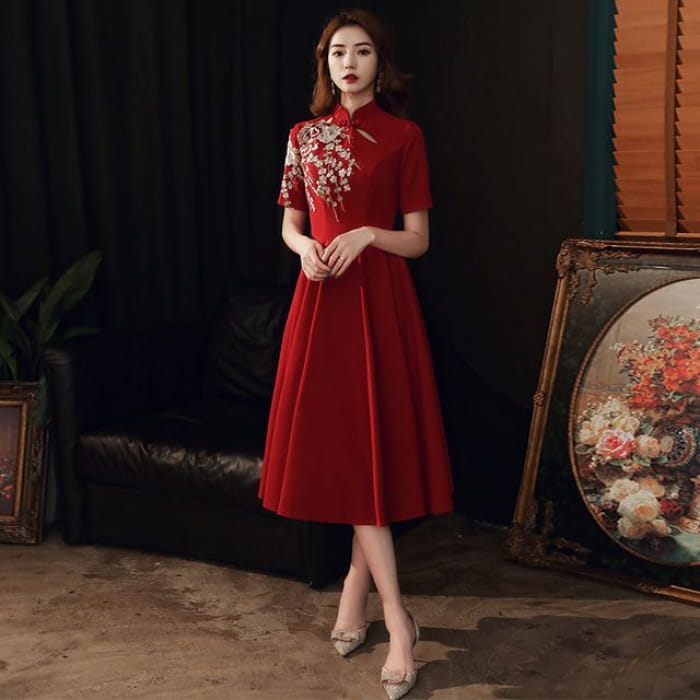 Short-Sleeve Side-Slit Qipao / Flower Embroidered A-Line