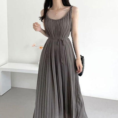 Spaghetti Strap Scoop Neck Plain Midi Pleated Dress - Gray