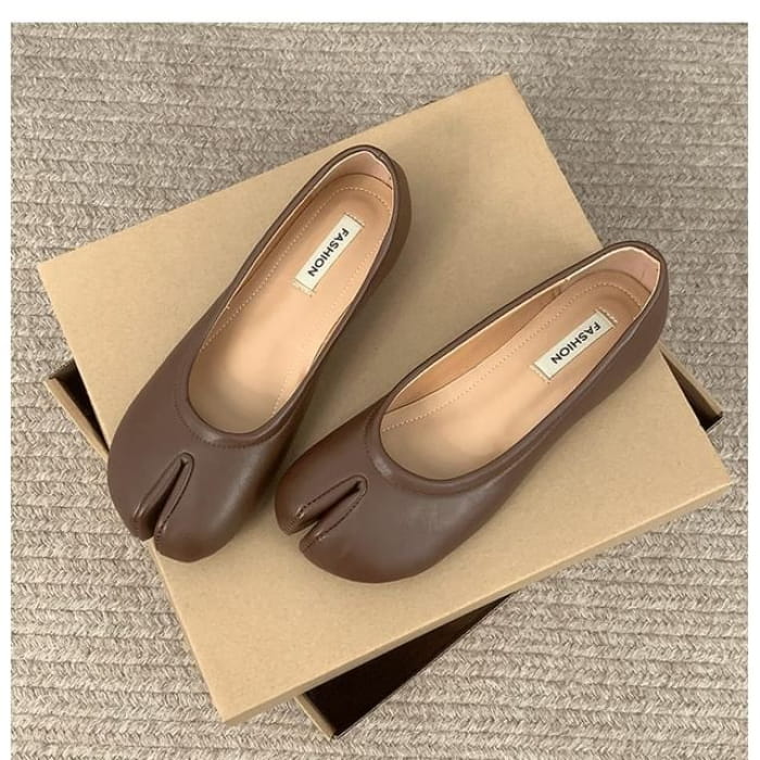 Split-Toe Flats - Brown / 35 - Shoes