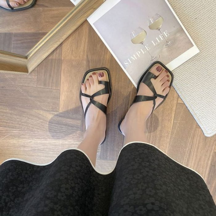 Square-Toe Toe-Loop Slide Sandals - Black / 35