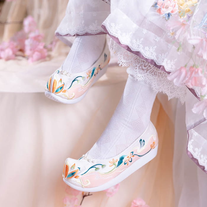 Sweet Retro Pearl Decor Floral Embroidery Shoes