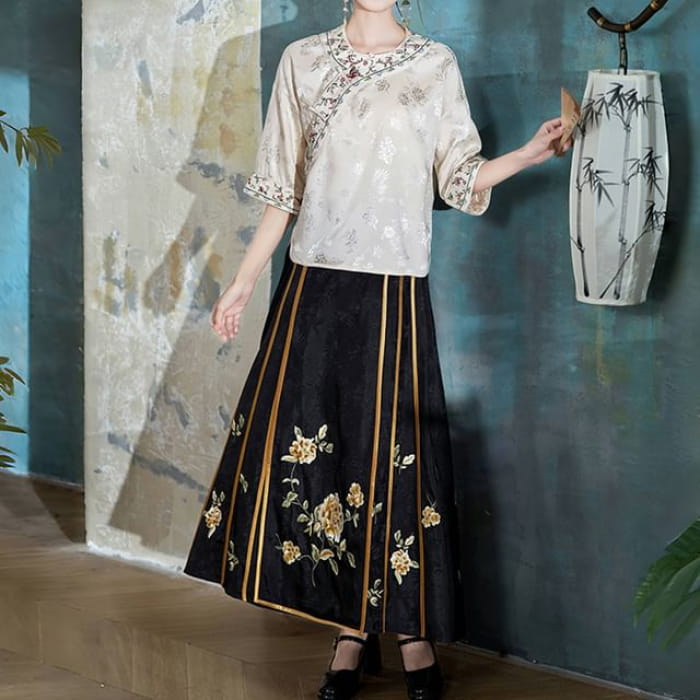 Traditional Chinese 3/4-Sleeve Crew Neck Floral Embroidered