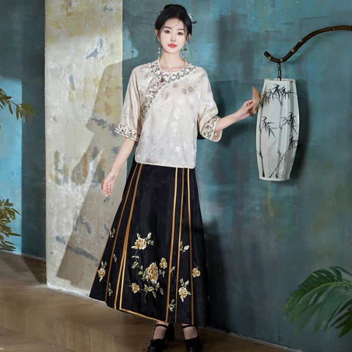 Traditional Chinese 3/4-Sleeve Crew Neck Floral Embroidered