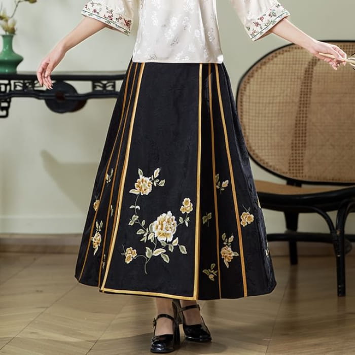 Traditional Chinese 3/4-Sleeve Crew Neck Floral Embroidered